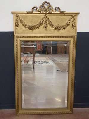 un miroir posé sur le sol devant un mur