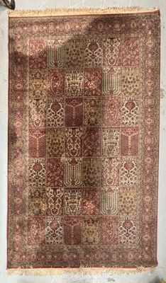 tapis accroché au mur dans une pièce, près d'une fenêtre