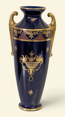 un grand vase bleu orné de motifs dorés
