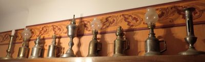de nombreux types de bougies posées sur une étagère
