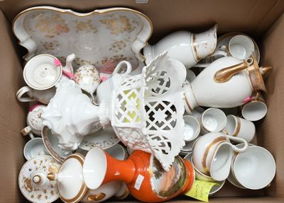 une boîte remplie de tasses à thé, de soucoupes et de théières