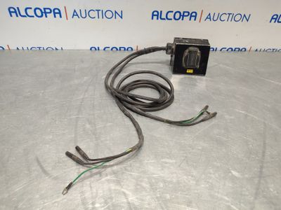 une photo d'un appareil électrique muni d'un cordon d'alimentation