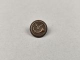 un petit bouton en bronze orné d'une ancre