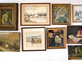 de nombreuses photos encadrées sur le mur d'une pièce