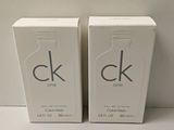 deux boîtes de parfum Calvin CK One posées sur une table