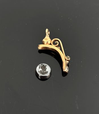 un gros plan d'un objet métallique posé sur une table, à côté d'une pièce de monnaie