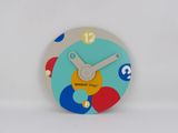 une horloge ornée d'un motif coloré
