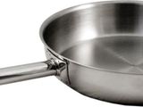 une image représentant une casserole en acier inoxydable munie d'une poignée, sur fond blanc