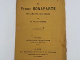 un vieux livre à la couverture jaune posé sur une table