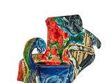 un vase coloré posé sur une surface blanche