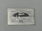 une photo d'une assiette en argent sur laquelle figure l'image d'une ville