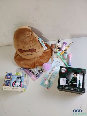 un ours en peluche posé sur un bureau, à côté d'un ordinateur portable