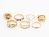 un lot composé de cinq bagues en or et d'une bague en diamant