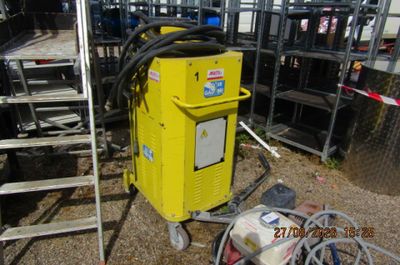 une machine jaune qui se trouve à côté d'un escalier