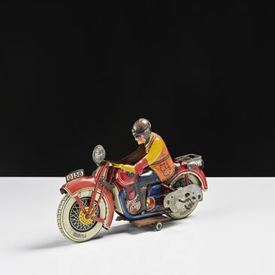 une figurine représentant un homme à moto sur un skateboard
