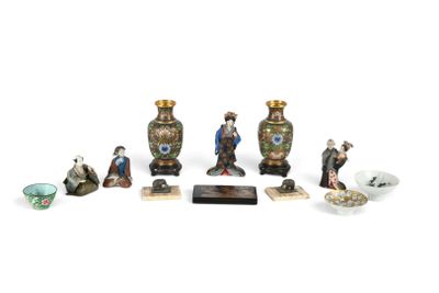 un ensemble de figurines asiatiques posées sur une surface blanche