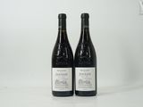 deux bouteilles de vin posées l'une à côté de l'autre sur une table