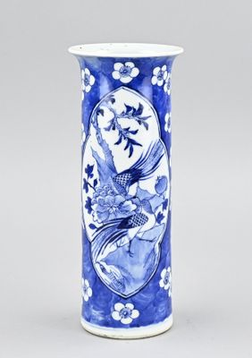 vase bleu et blanc orné d'un motif représentant un oiseau et une fleur