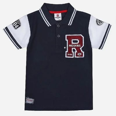 un polo avec un logo rouge et blanc sur la poitrine