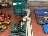 de nombreux outils qui traînent par terre dans le garage