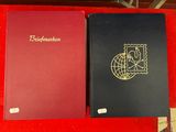 deux livres rouges et noirs posés sur une table rouge