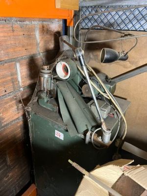 une machine posée à côté de quelques cartons