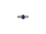gros plan d'une bague en diamant et saphir sur fond blanc
