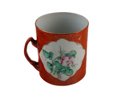 un gobelet rouge orné d'un motif floral