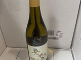 une bouteille de vin posée sur le comptoir