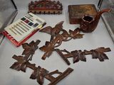 les nombreux morceaux de bois qui se trouvent sur la table