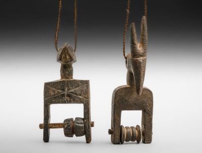 paire de personnages en bois sculpté représentant un homme et une femme