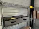 une étagère de rangement avec des cartons empilés les uns sur les autres dans un garage