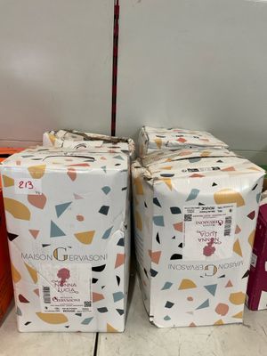deux boîtes de papier toilette sont empilées l'une sur l'autre