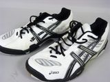 une paire de chaussures de tennis posée sur une table