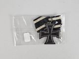 une croix noire et blanche et un ruban rayé noir et blanc
