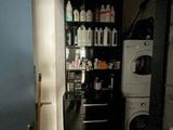 un lave-linge et un sèche-linge dans une petite pièce