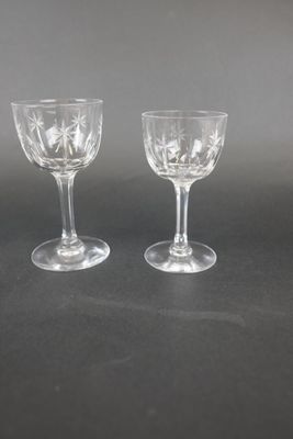 deux verres à vin transparents posés l'un à côté de l'autre sur une table