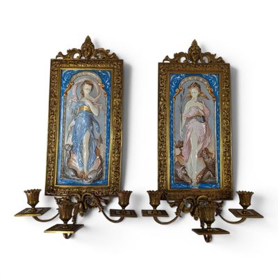 paire d'appliques murales anciennes ornées de représentations peintes de la Vierge à l'Enfant