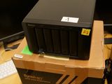 une boîte posée sur un ordinateur, sur un bureau