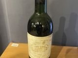 une bouteille de vin posée sur une table