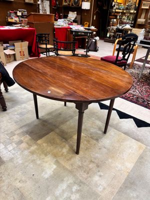une table posée sur le sol d'une pièce
