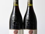 deux bouteilles de vin posées sur une table l'une à côté de l'autre