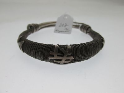 un gros plan d'un bracelet en métal orné d'une croix