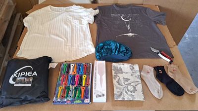 une boîte sur laquelle sont posés de nombreux objets, posée sur une table