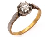 une image d'une bague en diamant sur fond blanc