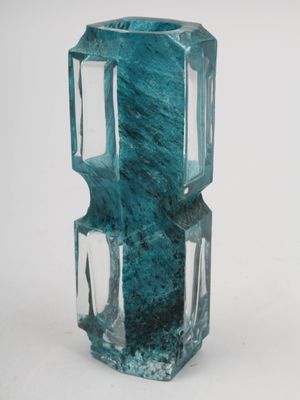 un vase en verre orné d'un motif bleu et vert