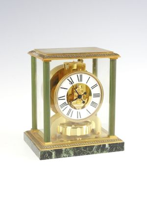 une horloge posée sur une table