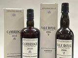 trois bouteilles de vin posées les unes à côté des autres devant une boîte
