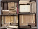 de nombreuses caisses de vieux livres posées les unes à côté des autres sur le sol
