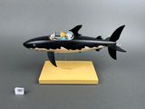 figurine représentant un requin avec un homme dans un bateau sur son dos